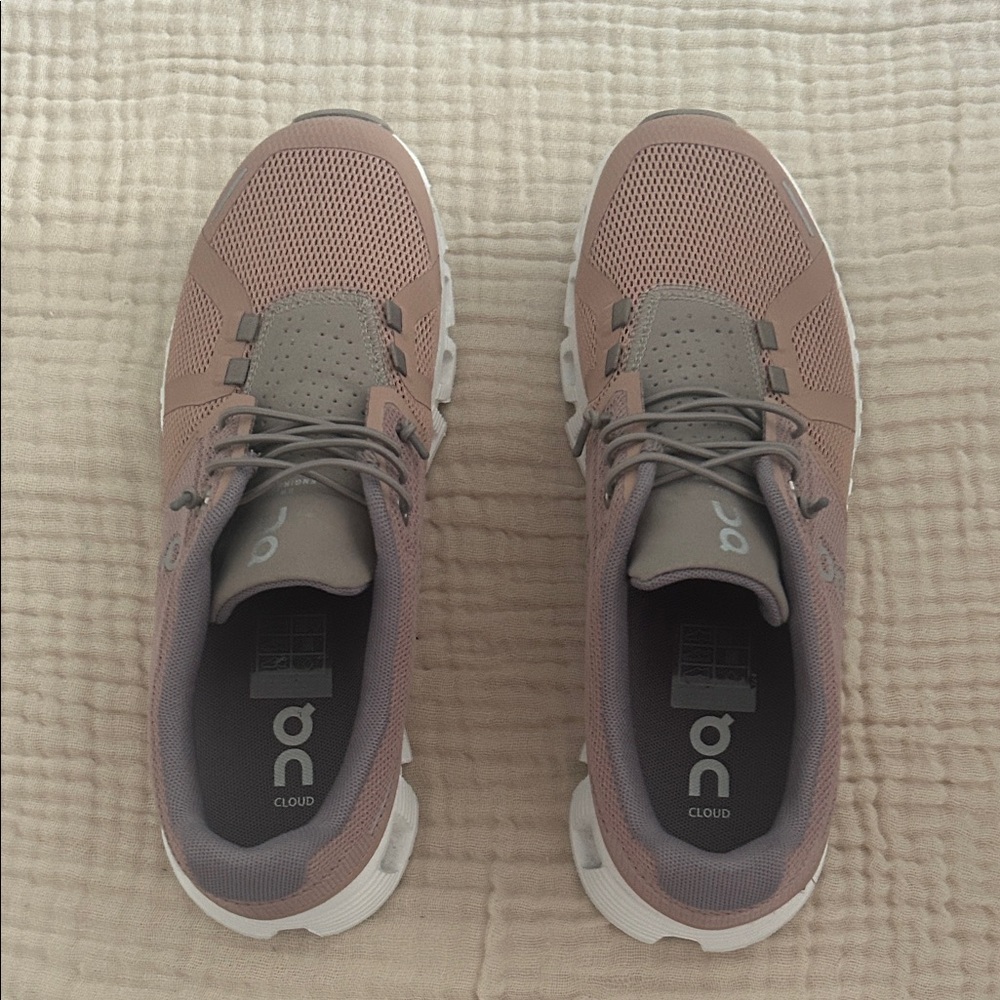 On Cloud Women’s Taupe Running Shoes NEW w/o tags. Size 7.5